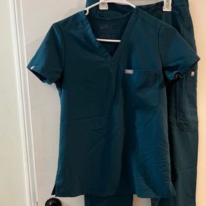 Gently Used Figs Scrub Set